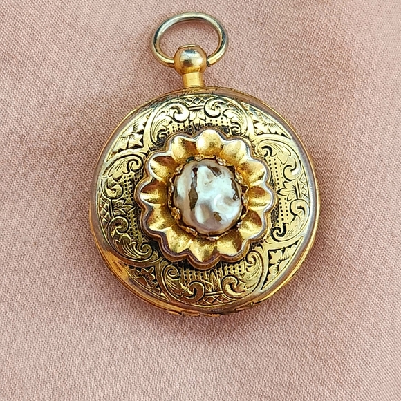 Pearl and Gold Keepsake Mirror Locket - Picture 1 of 5